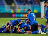 Futbolistas de Italia celebran uno de sus goles contra Suiza en su segundo partido en la Eurocopa 2021.