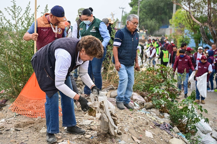 La Gobernadora Delfina Gómez Álvarez encabeza el retiro de escombro y residuos en la Avenida Xochitenco de Chimalhuacán.