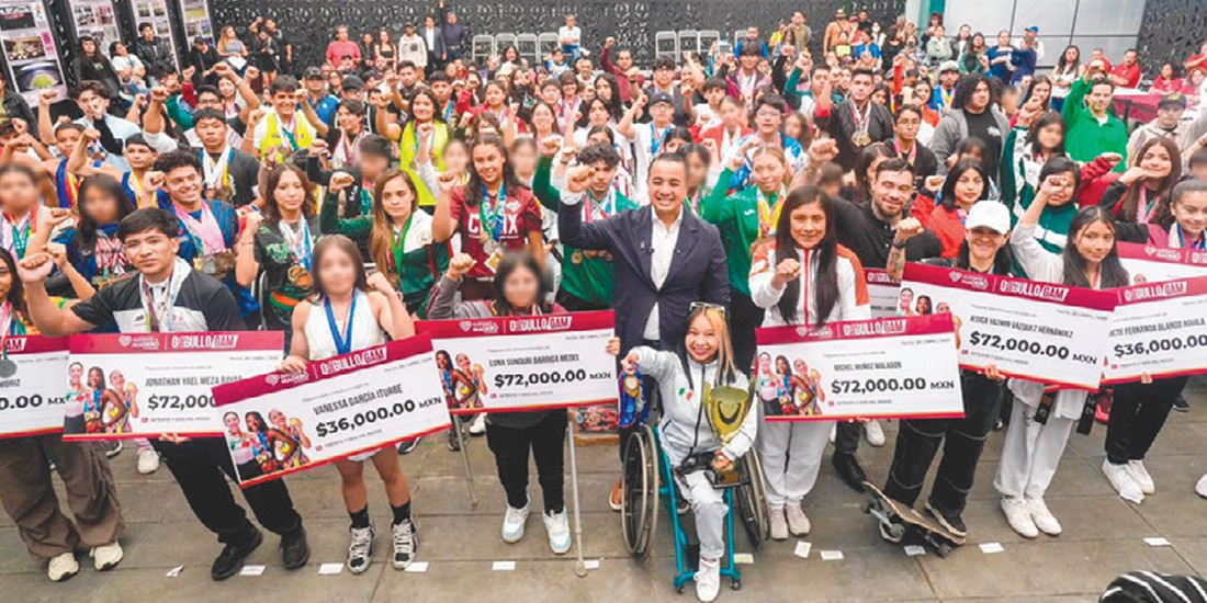 Janecarlo Lozano junto a jóvenes deportistas, ayer.