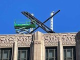 Un gran letrero de metal con una "X" en la parte superior del edificio del centro que albergaba lo que alguna vez fue Twitter, ahora renombrado por su propietario, Elon Musk, en San Francisco, el viernes 28 de julio de 2023
