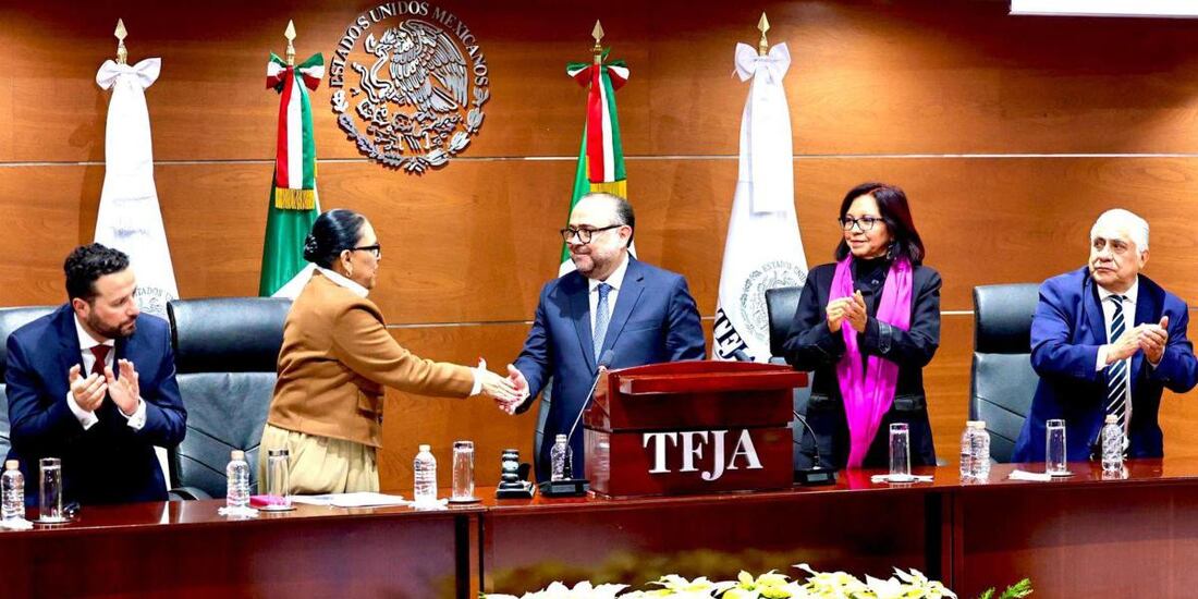 Rosa Icela Rodríguez felicita a presidente del TFJA por segundo informe de labores.