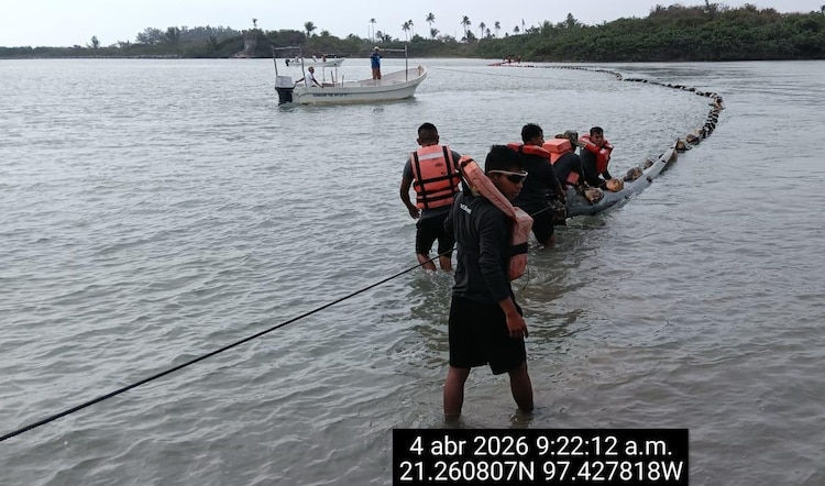 Instalación de barrera para contener el hidrocarburo en el litoral del Golfo de México.