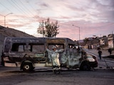 TIJUANA, BAJA CALIFORNIA, 12AGOSTO2022. Este día se registraron más de veinte carros incendiados incluyendo vehículos de transporte público en Tijuana, lo que ocasionó gran tráfico en toda la ciudad debido al cierre de calles y avenidas principales. También los negocios y plazas comerciales comenzaron a desalojar a los usuarios para cerrar sus puertas. Por su parte, el gobierno municipal anunció que están coordinados con el gobierno estatal y federal, así como con las fuerzas armadas, esto con el objetivo de salvar guardar la integridad de todos los tijuanenses. FOTO: OMAR MARTÍNEZ/ CUARTOSCURO.COM