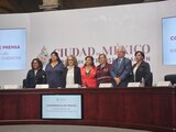 Clara Brugada (centro) junto a parte de su gabinete, ayer, en conferencia.
