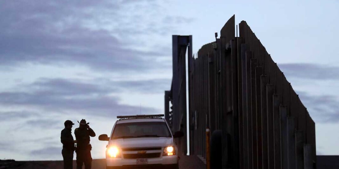 En la imagen de archivo, agentes de la Patrulla Fronteriza inspeccionan un tramo del límite con México en Arizona.