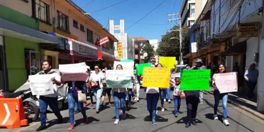 Normalistas bloquean zona norte de Chilpancingo