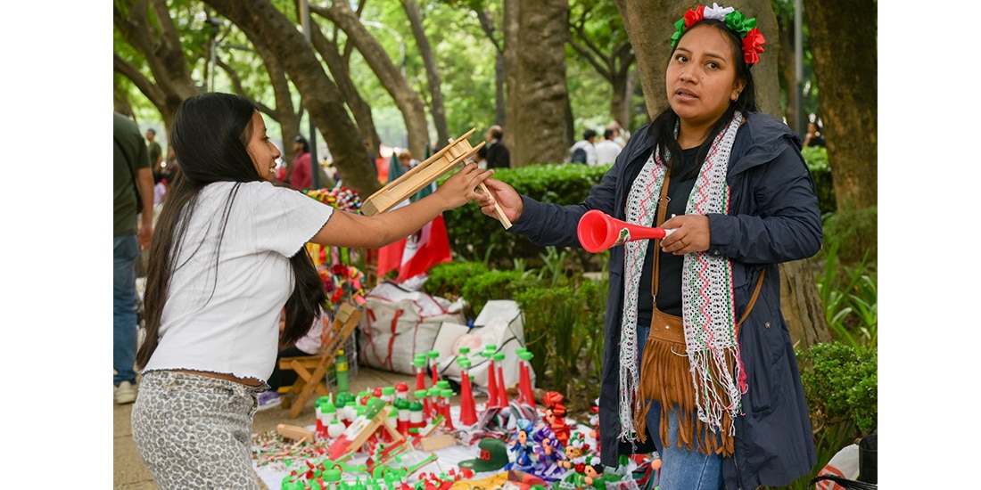 Venta de artículos en la vía pública durante el desfile mundialista en la capital del país en junio de 2026
