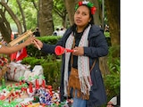 Venta de artículos en la vía pública durante el desfile mundialista en la capital del país en junio de 2026
