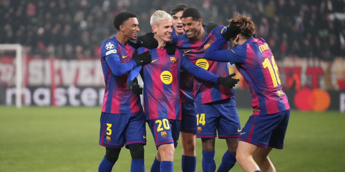 Jugadores del Barcelona festejan con Dani Olmo su gol ante el Slavia Praha.
