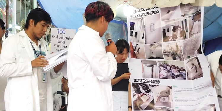 ALUMNOS de medicina de la Universidad Veracruzana, ayer, tras 20 días de protestas
por falta de insumos indispensabled en la facultad