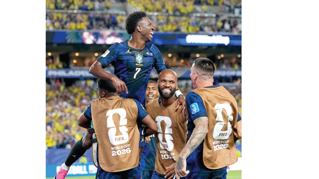 VINÍCIUS JR.
festeja con sus
compañeros,
el pasado 19 de
junio en Filadelfia.