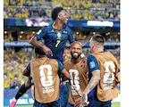 VINÍCIUS JR.
festeja con sus
compañeros,
el pasado 19 de
junio en Filadelfia.