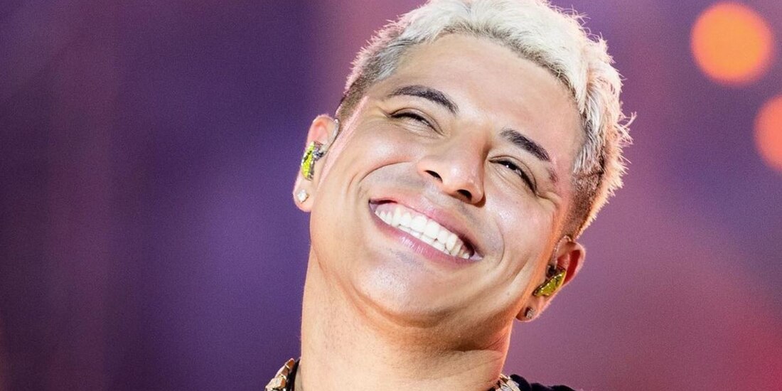 Eduin Caz se queda dormido en concierto de Grupo Firme