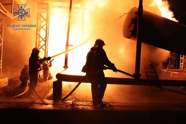 Bomberos intentan sofocar las llamas para reducir el daño energético.