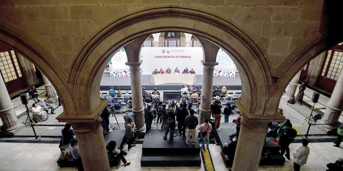 CLARA BRUGADA e integrantes de su gabinete, ayer, en conferencia en el Palacio del Ayuntamiento.