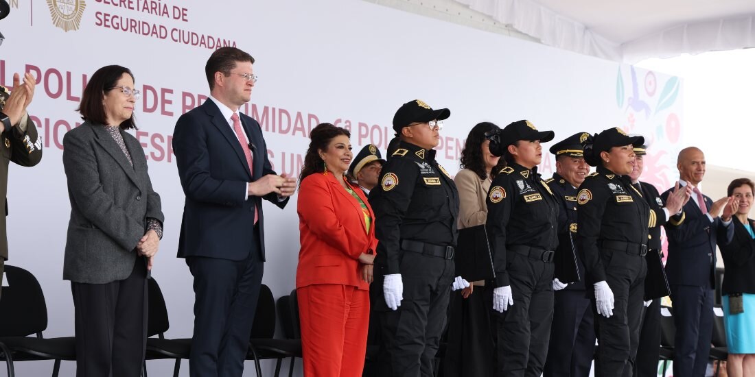 Clara Brugada encabeza ceremonia de graduación de 450 policías en CDMX.