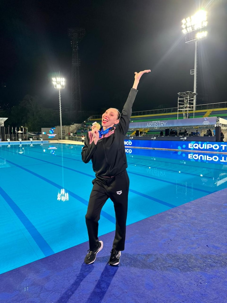 Glenda Inzunza posa con su medalla.