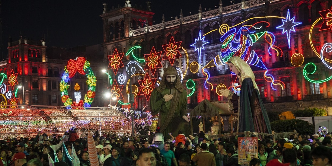 Decenas de personas aprovechan las vacaciones de diciembre para visitar la verbena navideña en el Zócalo Capitalino