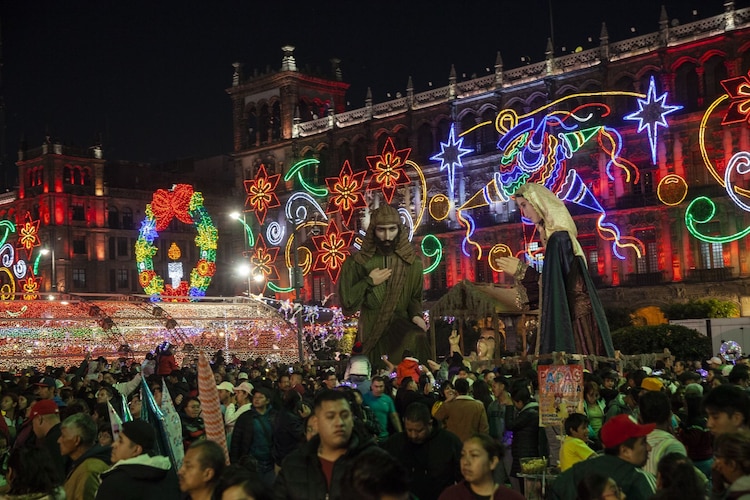 Decenas de personas aprovechan las vacaciones de diciembre para visitar la verbena navideña en el Zócalo Capitalino