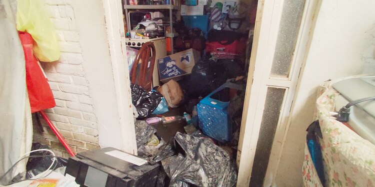 Distintos objetos aún flotan sobre el agua, ayer, en un cuarto de Liliana y Juan.