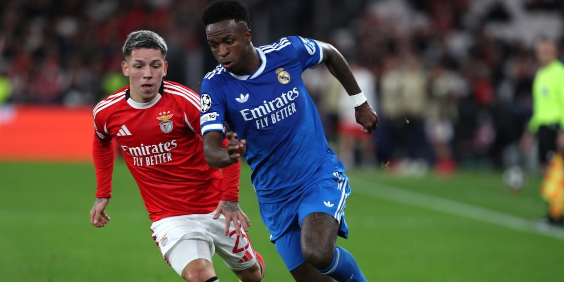 Gianluca Prestianni, del Benfica, persigue a Vinicius Junior, del Real Madrid, en el duelo de playoffs de la Champions