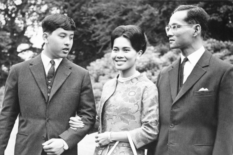 El exrey Bhumibol junto a la reina Sirikit en los jardines de su residencia en Sunninghill, en julio de 1966