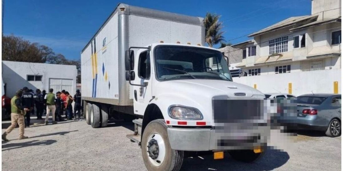 Rescatan en Puebla a 136 migrantes que viajaban hacinados en caja de tráiler.
