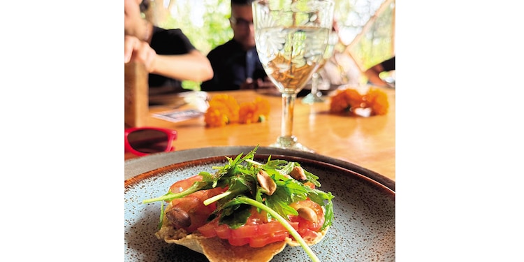 Tostada de vegetales de chinampa con un toque de chicharrón.
