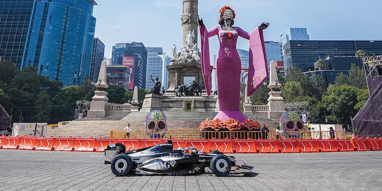 El volante tapatío, ayer, en su presentación en México en Paseo de la Reforma