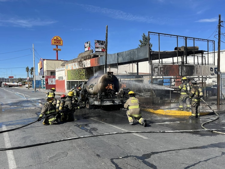 El siniestro fue controlado por bomberos de Saltillo.