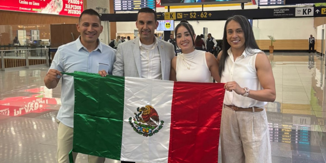 Los árbitros mexicanos posando con la Bandera de México.