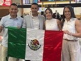 Los árbitros mexicanos posando con la Bandera de México.