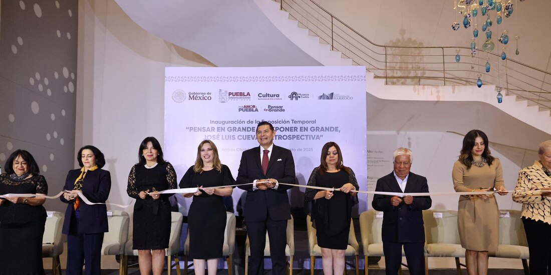 Alejandro Armenta, gobernador de Puebla, junto a su esposa Ceci Arellano, durante la inauguración de la exposición de José Luis Cuevas.