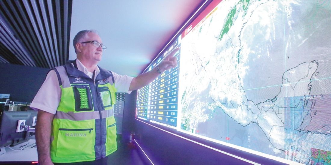 El almirante Juan José Padilla Olmos, Director General del AICM, durante recorrido en la terminal.