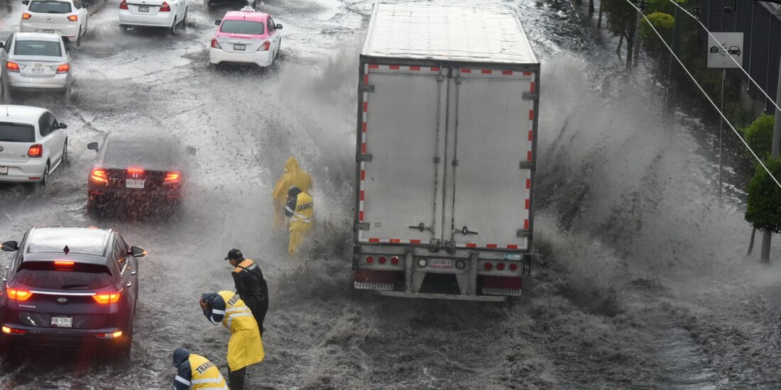 Las fuertes lluvias de la tarde causaron encharcamientos en varios puntos de CDMX, incluyendo paseo de la Reforma y Circuito Interior a la altura del Aeropuerto Internacional de la Ciudad de México.