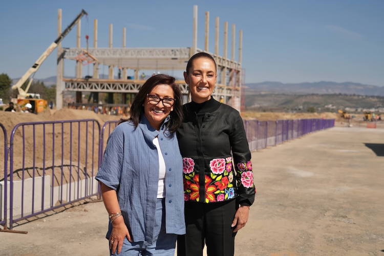 La Presidenta Claudia Sheinbaum recorre el complejo industrial PODECOBI en Huamantla, acompañada de la gobernadora de Tlaxcala, Lorena Cuéllar.