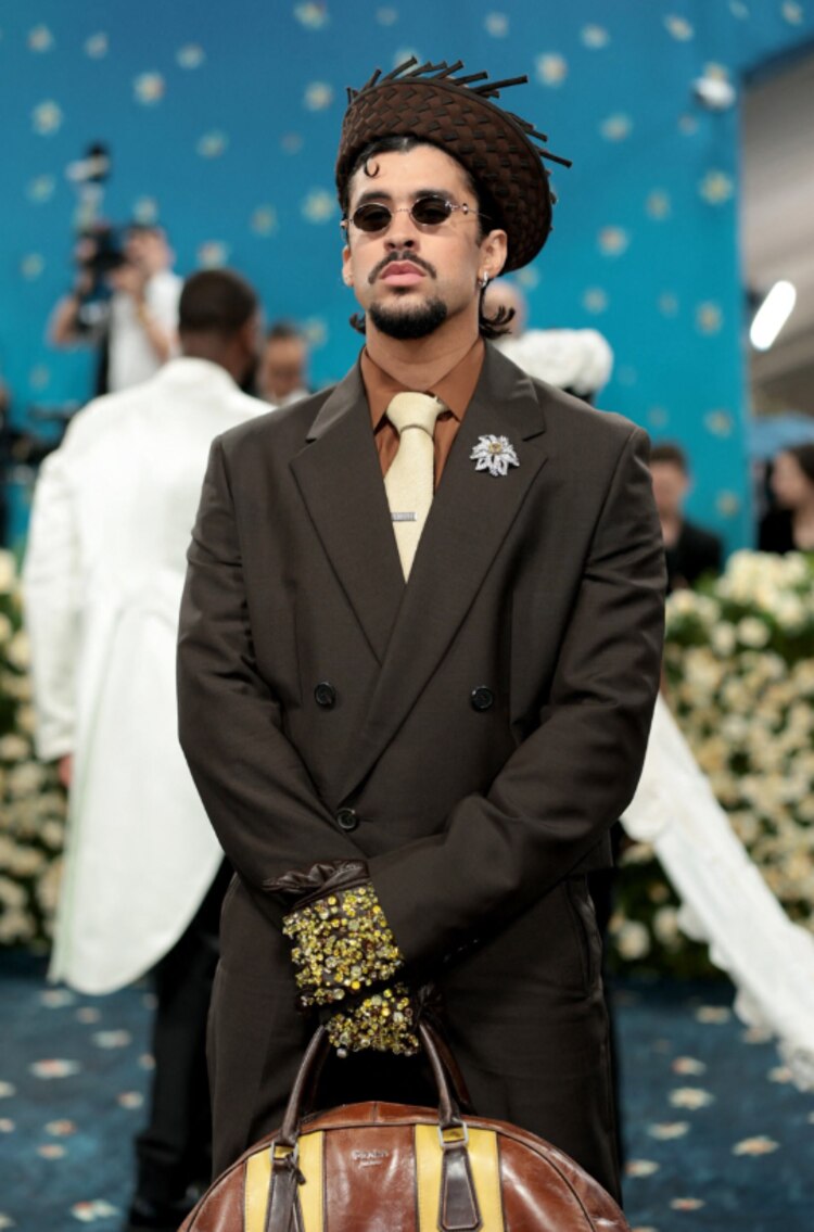 Bad Bunny evocó a sus raíces con el sombrero para este Prada.