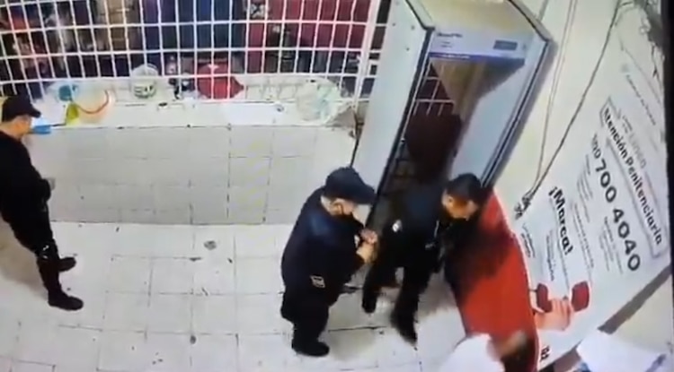 Custodio golpeó a reo, mientras otros solo miraban.