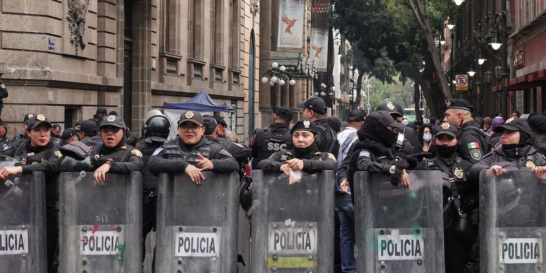 Policías frente al Congreso de la Ciudad de México.