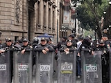 Policías frente al Congreso de la Ciudad de México.