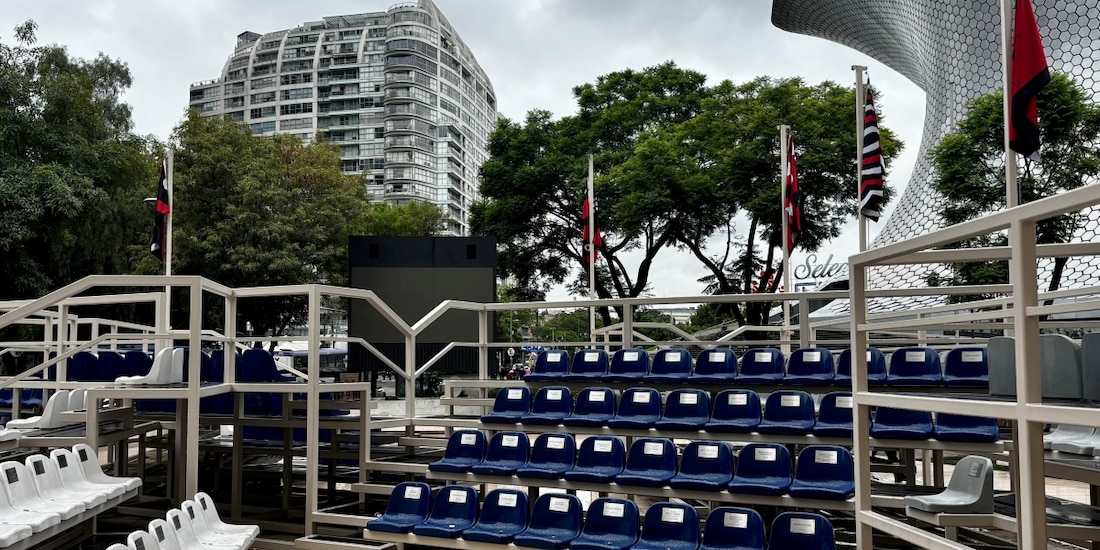 Instalación escultórica Tribunas, del colectivo Tercerunquinto, en el Museo Jumex, se habilitará para ver los partidos del Mundial
