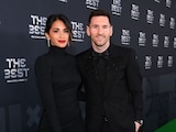 Lionel Messi y Antonela Roccuzzo, su esposa, en la alfombra verde de los Premios The Best de la FIFA.