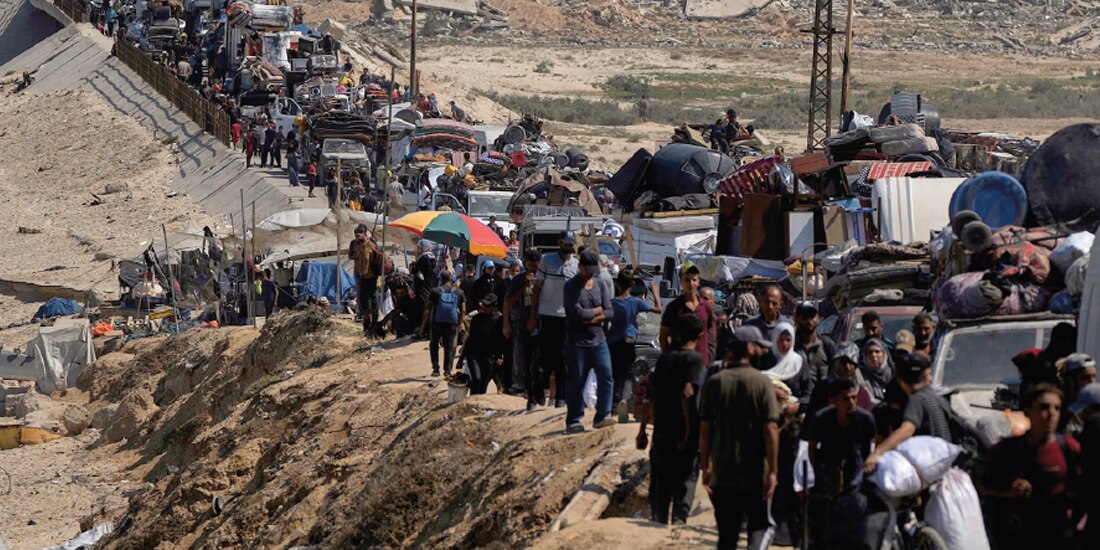 Los palestinos huyen hacia el sur por la carretera costera de Gaza, ayer.