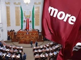 Imagen compuesta ilustrativa de una bandera de Morena frente al Congreso de la Ciudad de México.