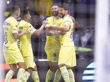 El delantero y sus compañeros celebran uno de los goles de ayer.