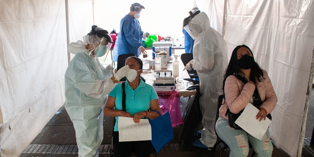 Aplicación de la prueba de detección de COVID-19 en uno de los macroquioscos en la CDMX.