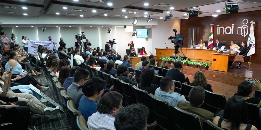 Trabajadores protestan, ayer, en el cierre de trabajos del Inai.