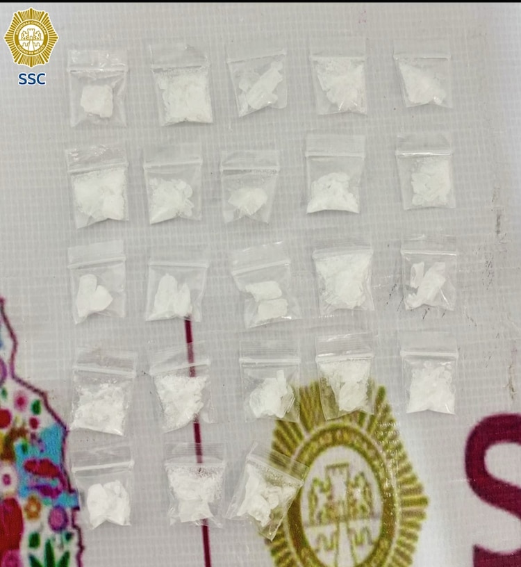 Decomisan dosis de aparente droga durante detención.