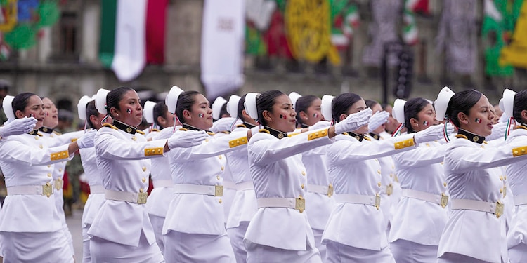 Enfermeras de la Marina participan en el 215 aniversario de la Independencia.