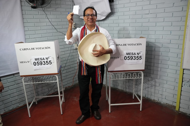Roberto Sánchez emitió su voto este domingo en Lima, Perú.